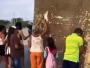 Mulher retira ladrilhos da estátua de São Francisco em Canindé após boato de que chá do material curaria doenças