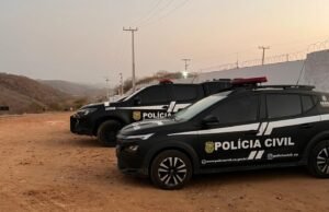 Operação em Banabuiú cumpre mandados contra suspeitos de homicídio, tentativa de assassinato e participação em grupo criminoso