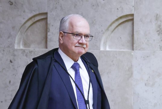 Fachin afirma que críticas às decisões do STF fortalecem a democracia e as instituições.