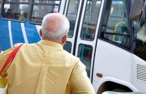 Idosos e pessoas com deficiência poderão emitir passagens de ônibus intermunicipais gratuitas pela internet