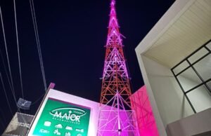 Fundação Canudos celebra 20 anos da Rádio Canudos FM com nova iluminação da torre e entrega da Comenda Grande SerTão