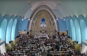 Fiéis participam das celebrações do Dia de Nossa Senhora de Fátima em Fortaleza; procissão acontece às 18h