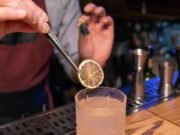 Medo de bebidas adulteradas faz cearenses buscarem destilados artesanais; vendas dobram em uma semana