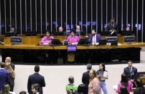 Câmara aprova criação de licença menstrual de dois dias para mulheres com sintomas severos