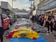Moradores levam mais de 50 corpos para praça na Penha após operação no Rio de Janeiro