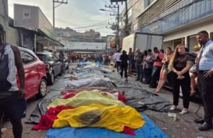 Moradores levam mais de 50 corpos para praça na Penha após operação no Rio de Janeiro