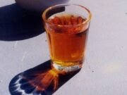 Fábricas de cachaça são interditadas em Fortaleza e 216 mil litros de bebidas alcoólicas irregulares são apreendidas