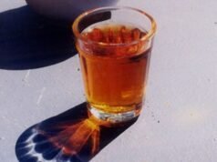 Fábricas de cachaça são interditadas em Fortaleza e 216 mil litros de bebidas alcoólicas irregulares são apreendidas