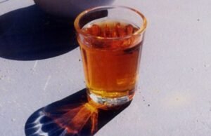 Fábricas de cachaça são interditadas em Fortaleza e 216 mil litros de bebidas alcoólicas irregulares são apreendidas