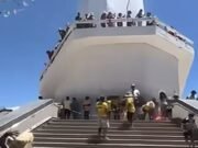 Devoto paga promessa jogando dinheiro da estátua do Padre Cícero em Juazeiro do Norte