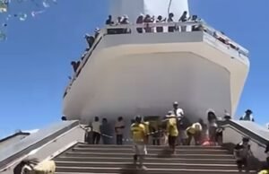 Devoto paga promessa jogando dinheiro da estátua do Padre Cícero em Juazeiro do Norte