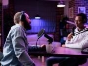 Dia do Podcast: formato mantém viva a tradição do rádio e ganha força entre os brasileiros