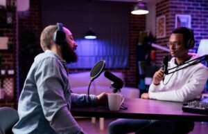 Dia do Podcast: formato mantém viva a tradição do rádio e ganha força entre os brasileiros