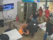 Pai agride professor dentro de escola após filha ser repreendida por usar celular em sala de aula