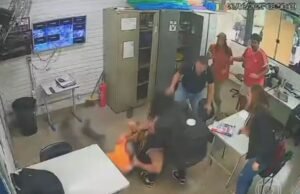 Pai agride professor dentro de escola após filha ser repreendida por usar celular em sala de aula