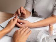 Anvisa proíbe duas substâncias usadas em unhas em gel por risco à saúde