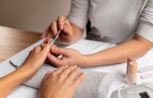 Anvisa proíbe duas substâncias usadas em unhas em gel por risco à saúde