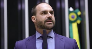 PF decide pela demissão de Eduardo Bolsonaro após não retornar ao cargo de escrivão