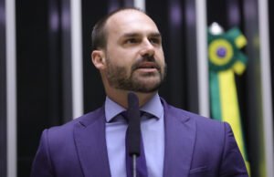Moraes pede manifestação da PGR sobre pedido de prisão de Eduardo Bolsonaro