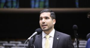 André Fernandes diz que é “questão de tempo” para Michelle Bolsonaro perdoar Ciro Gomes