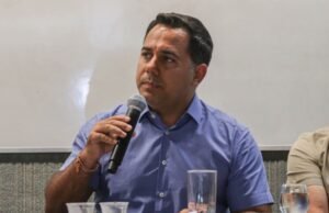 Após empate, TRE-CE absolve prefeito e vice de Iguatu e mantém gestores nos cargos