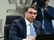 Flávio Bolsonaro admite possível retirada da disputa presidencial e diz que decisão tem “preço”