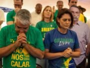 Michele Bolsonaro sela apoio a Girão e cobra unidade da oposição em foto simbólica durante evento em Fortaleza