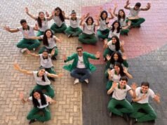 Ceará bate recorde e tem sete professores na disputa pelo ouro em olimpíada de Matemática Alunos do professor Rodolfo, um dos finalistas, posam fazendo o símbolo matemático PI