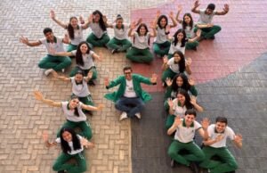 Ceará bate recorde e tem sete professores na disputa pelo ouro em olimpíada de Matemática Alunos do professor Rodolfo, um dos finalistas, posam fazendo o símbolo matemático PI