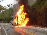 Ônibus de viagem apresenta falha mecânica e pega fogo enquanto seguia do Ceará para a Bahia