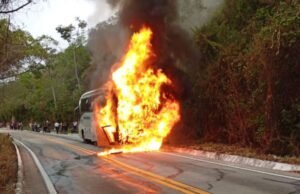 Ônibus de viagem apresenta falha mecânica e pega fogo enquanto seguia do Ceará para a Bahia