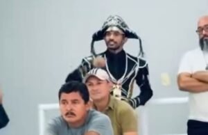 Servidores de Caridade estão há cinco meses com salários atrasados; homem vestido de cangaceiro denuncia caso na Câmara