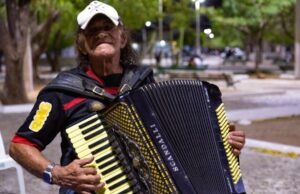 Acordes embalam a boemidade ao dedilhar do Mestre Tenilson