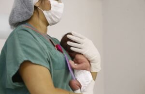 Elmano anuncia abertura de 285 novos leitos obstétricos e neonatais; 185 no Hospital Universitário do Ceará