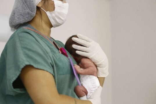 Elmano anuncia abertura de 285 novos leitos obstétricos e neonatais; 185 no Hospital Universitário do Ceará