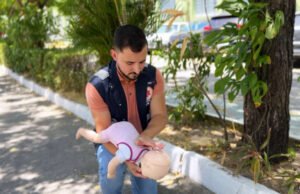 Como agir em caso de engasgo? Confira regras atualizadas para manobra de Heimlich