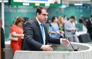 Salmito destaca investimentos e desenvolvimento em Quixeramobim durante sessão da Assembleia