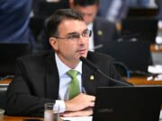 Flávio Bolsonaro rebate Michelle e defende articulação do PL com Ciro Gomes no Ceará