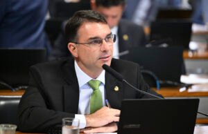 Flávio Bolsonaro rebate Michelle e defende articulação do PL com Ciro Gomes no Ceará