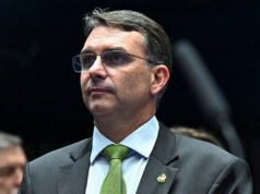 Flávio Bolsonaro confirma pré-candidatura à Presidência em 2026 com aval do pai