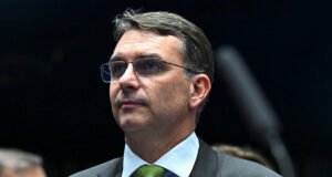 Flávio Bolsonaro confirma pré-candidatura à Presidência em 2026 com aval do pai