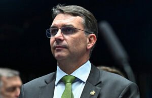 Flávio Bolsonaro confirma pré-candidatura à Presidência em 2026 com aval do pai