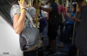 Assédio nos transportes: um problema diário que exige ação imediata