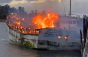 Facção incendeia barco avaliado em R$ 1,8 milhão após dono recusar pagamento de “taxa” a criminosos em Itarema