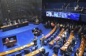 Senado aprova projeto que diminui pena de Bolsonaro e de outros condenados por tentativa de golpe