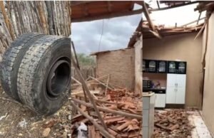 Pneu se solta de caminhão e destrói casa às margens da BR-020, em Madalena
