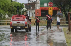Menino de 12 anos desaparece após ser arrastado por correnteza durante chuvas em Fortaleza