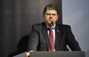 Tarcísio decide visitar Bolsonaro na cadeia e tenta reduzir ruídos com família do ex-presidente