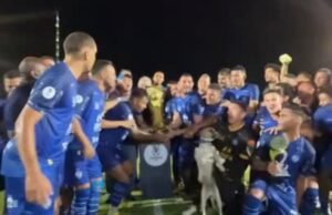 Iguatu se sagra tricampeão do Interior; cachorro caramelo participa da festa do título