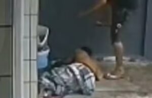 Homem em situação de rua sofre agressão brutal em Fortaleza; ataque é registrado por câmera